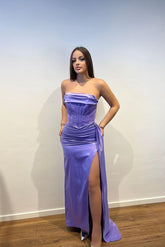 Vestido de fiesta largo morado sin tirantes, de satén, con abertura frontal, sin mangas y volantes